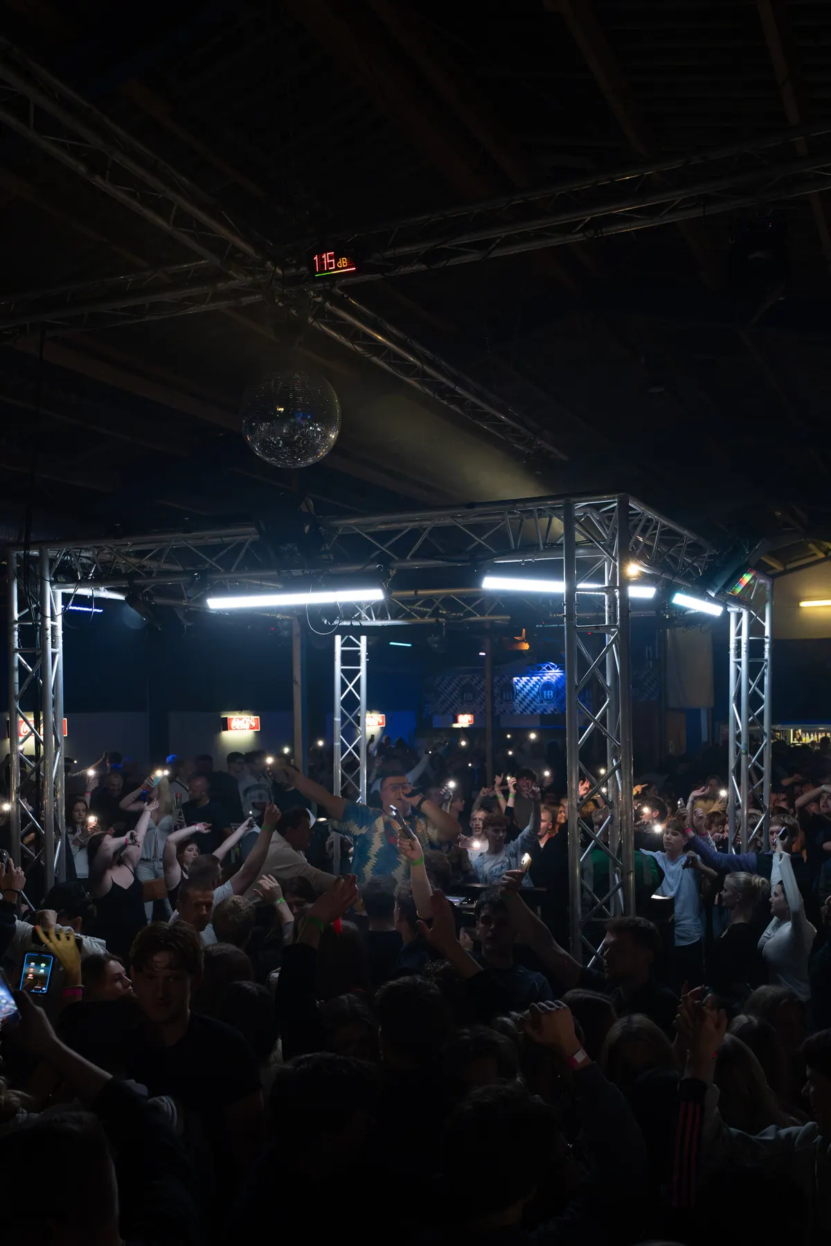 Blick über die Crowd zur Bühne in der Wiesenhalle