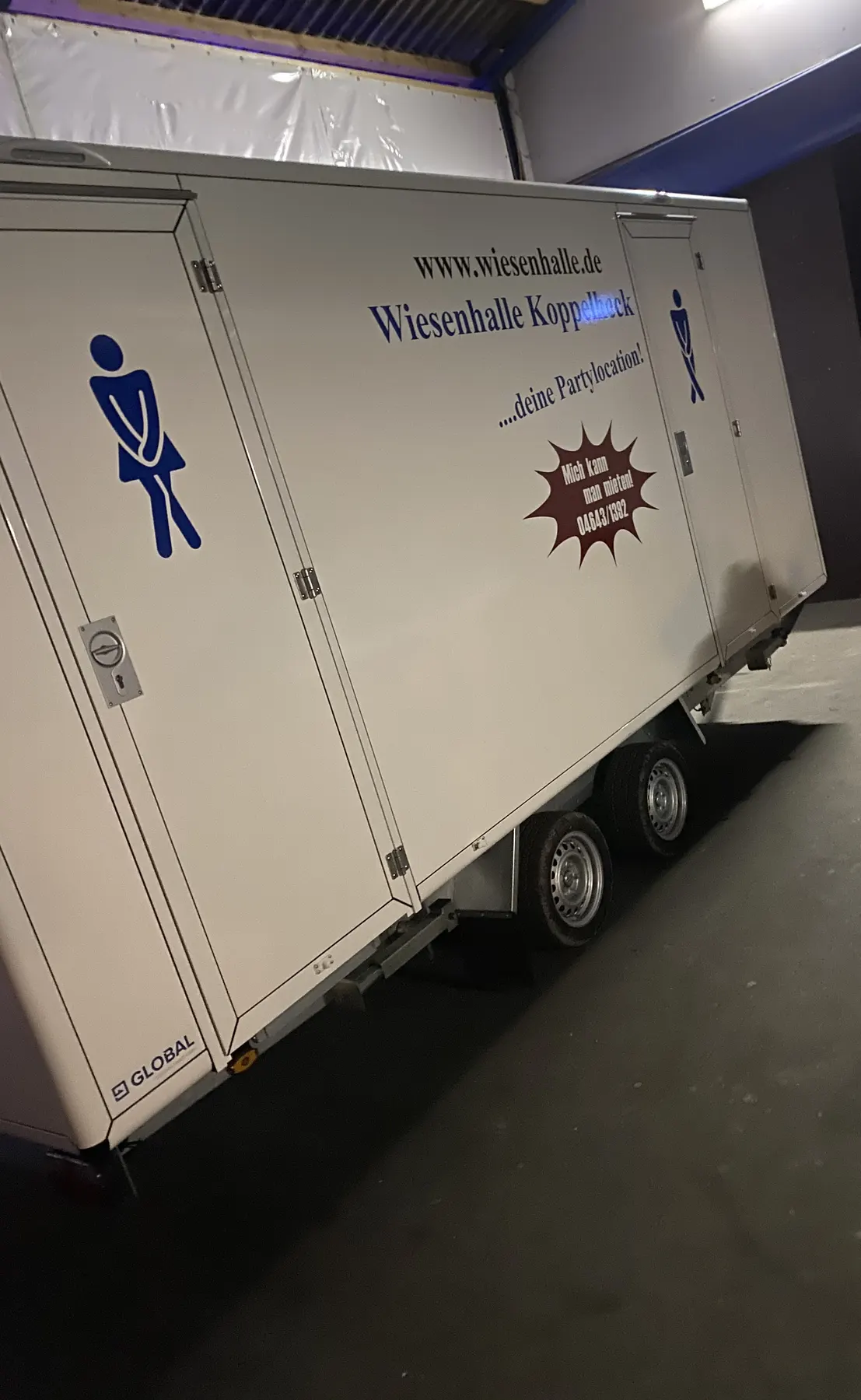 Der Toilettenwagen der Wiesenhalle Koppelheck mit getrennten Türen für Damen und Herren